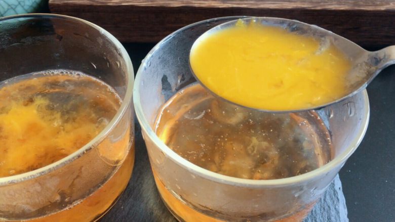 香橙桃胶燕窝
,把桃胶盛入器皿，温度降下来后倒入橙汁