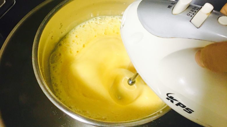 香蕉椰蓉蛋糕,烧一锅温水，鸡蛋盆放入热水锅中，打蛋器高速搅打