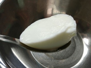 宝宝的小零食，入口即化嘎嘣脆！酸奶溶豆,如图这样的固体状。也有些人用安幕希那种浓稠的酸奶成功的，但是新手还是建议你用固体老酸奶。