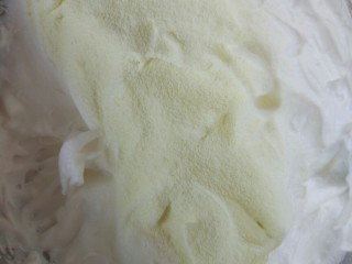 宝宝的小零食，入口即化嘎嘣脆！酸奶溶豆,玉米淀粉和奶粉过筛，加入酸奶中用刮刀拌匀。