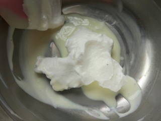 宝宝的小零食，入口即化嘎嘣脆！酸奶溶豆,蛋白分两到三次加入酸奶糊中上下翻拌拌匀。每次拌匀后在加另一半蛋白！这一部不能翻拌时间太长，或者次数太多，会容易消泡。