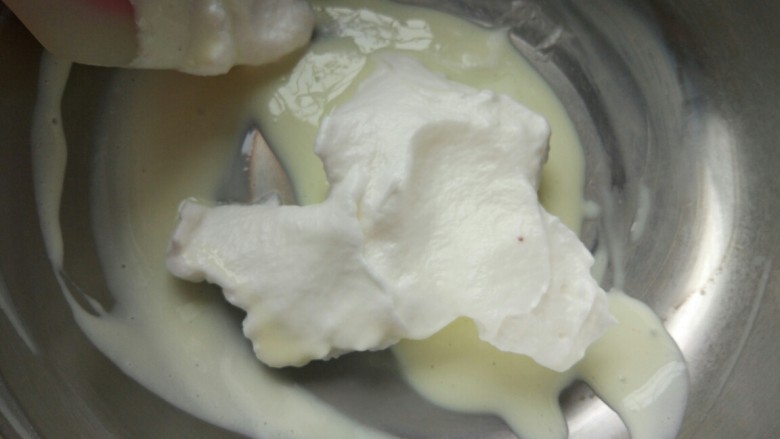 宝宝的小零食，入口即化嘎嘣脆！酸奶溶豆,蛋白分两到三次加入酸奶糊中上下翻拌拌匀。每次拌匀后在加另一半蛋白！这一部不能翻拌时间太长，或者次数太多，会容易消泡。