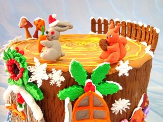 卡通树桩屋翻糖蛋糕,组合在一起之后，在合适的位置添加融雪的点缀，完成了