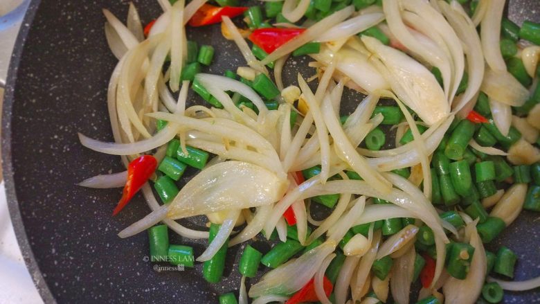【泰式九层塔炒虾】 去泰国必吃的低卡美味,再把洋葱和豆角放进去翻炒