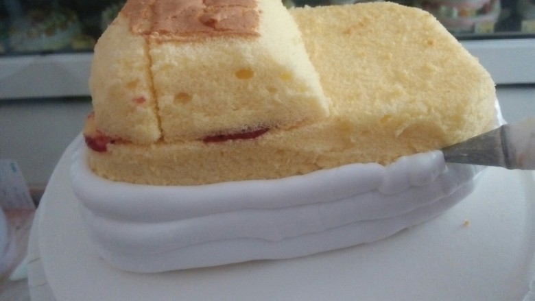 🚗🚗奔驰汽车🚗🚗,用白色奶油一圈圈包裹蛋糕坯子