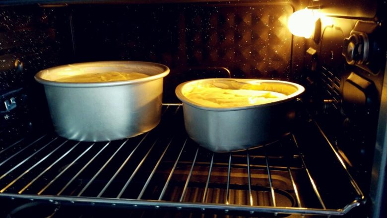 星空酸奶慕斯蛋糕,入预热好的烤箱中层，上下火160度，烤40分钟左右。如果是八寸模具，则160度烤80分钟左右