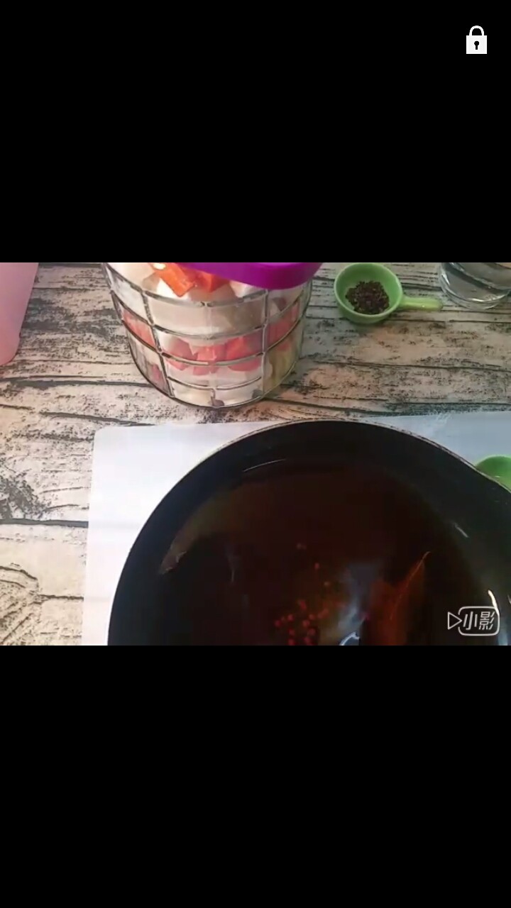 四川泡菜,然后倒入冷却后的汤汁 再放20粒花椒  汤汁里的东西可以全部放入