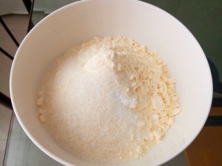 玉米发糕,把中筋面粉，玉米粉，白糖，泡打粉混合均匀，另外一个碗，敲入一个鸡蛋，打散，加入水，加入酵母搅拌均匀，把液体倒入粉内，用勺子搅拌均匀至无干粉状态。
