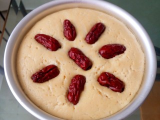 玉米发糕,将红枣切开去核，分成两半， 共八瓣，轻按在面糊表面。