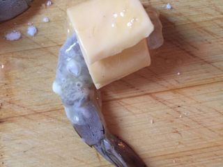 芝士虾球,裹住奶酪片的虾仁蘸鸡蛋液。