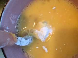芝士虾球,将二次包裹淀粉的虾仁再蘸鸡蛋液。注意，这里也是第二次蘸鸡蛋液了。