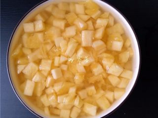 菠萝银耳糖水,菠萝丁用适量淡盐水浸泡片刻；