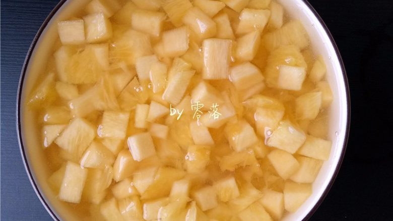 菠萝银耳糖水,菠萝丁用适量淡盐水浸泡片刻；