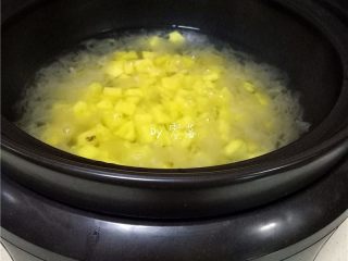 菠萝银耳糖水,时间剩余30分钟时，放入菠萝丁，继续“煲汤”；