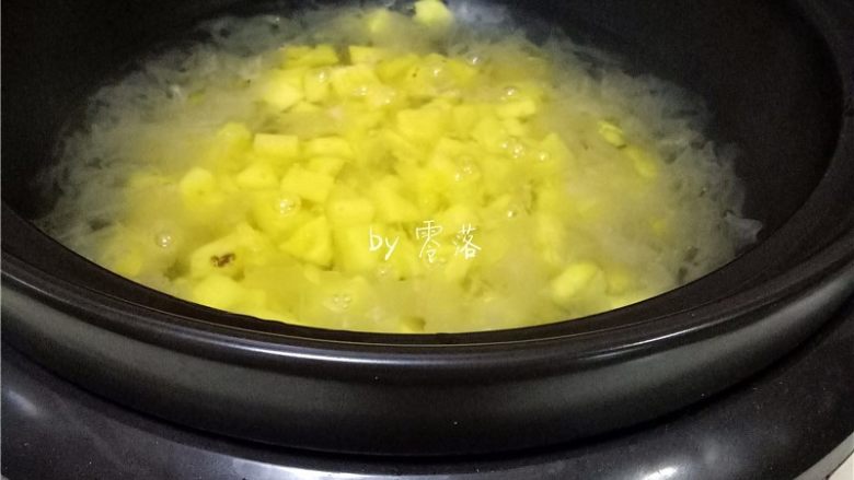 菠萝银耳糖水,时间剩余30分钟时，放入菠萝丁，继续“煲汤”；