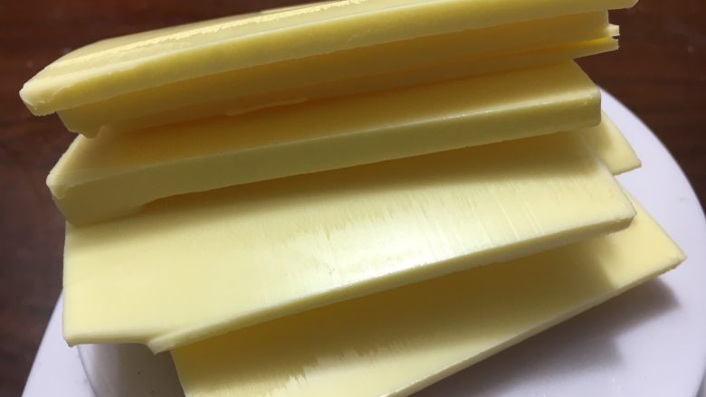 千层金砖面包,软化后的黄油均匀切片