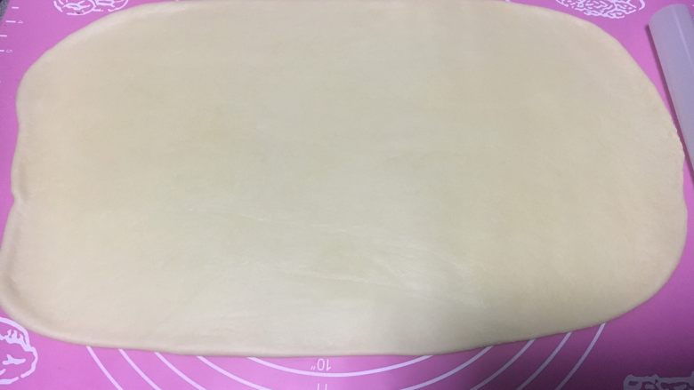 千层金砖面包,面团松弛好后取出，擀成长方形，大概是裹入黄油的两倍