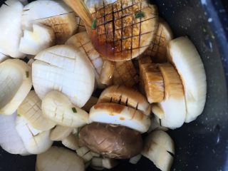 蚝油杏鲍菇,炒软后倒入调料翻炒，均匀上色后加入开水差不多没着杏鲍菇就可以