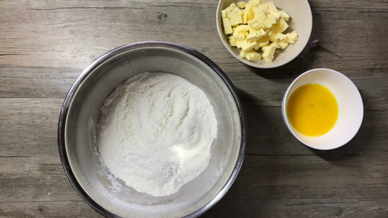 肉桂苹果派,先制作派皮：低筋粉加糖粉和盐过筛后入容器，黄油切成小丁软化。