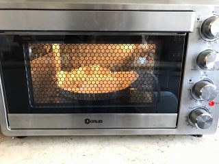 肉桂苹果派,铺上油纸压上小石，放入烤箱170度烘烤10分钟定型。