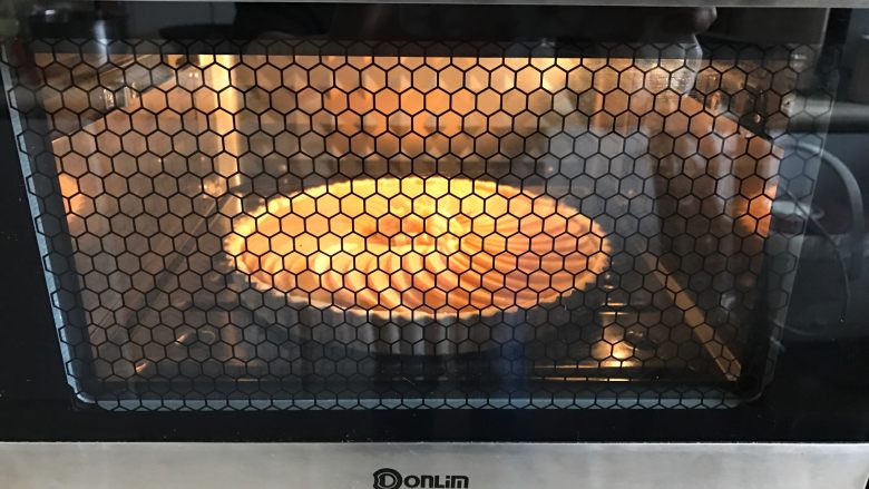 肉桂苹果派,继续入烤箱180度烘烤30分钟左右。（温度和时间供参考，请根据自家烤箱实际情况调节）