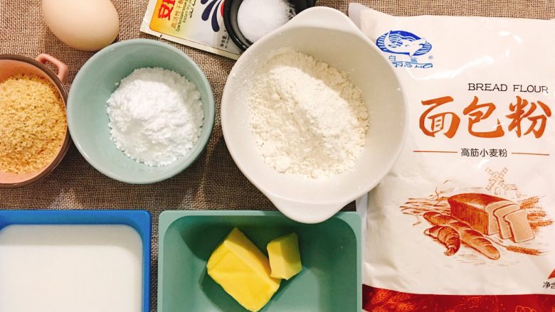 健康早餐首选的小麦胚芽餐包,准备材料：
模具涂抹的玉米油是材料之外的。
黄油分成一大一小两份。