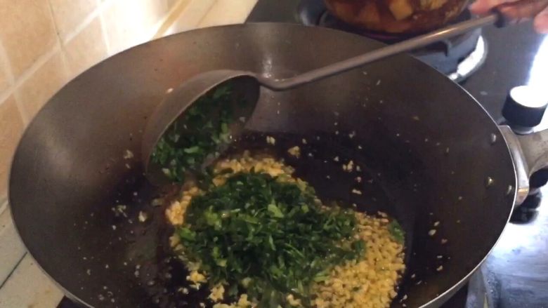 笋干梅干菜焖肉,热锅冷油下蒜泥蒜叶