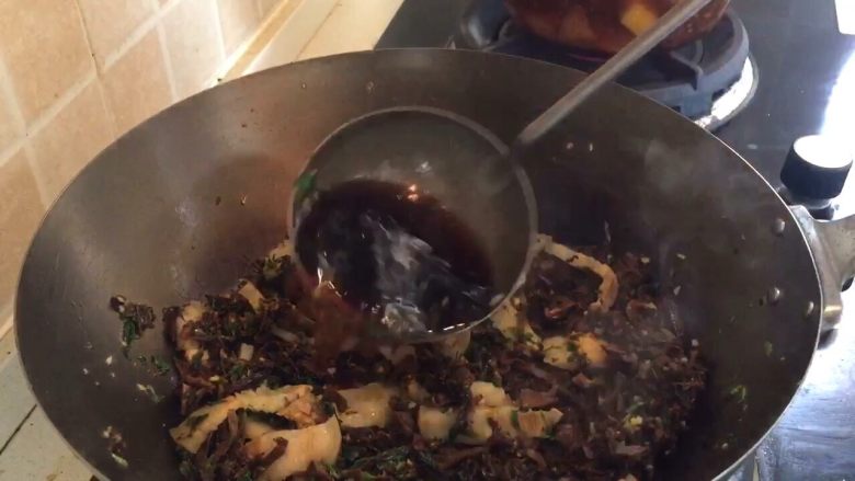 笋干梅干菜焖肉,加入泡梅干菜的水
