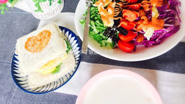 韭菜鸡蛋饼,类似早餐请听下次分解💐 
良好的就餐环境可以促进食物消化和吸收，所以还是自己在家做早餐吧！