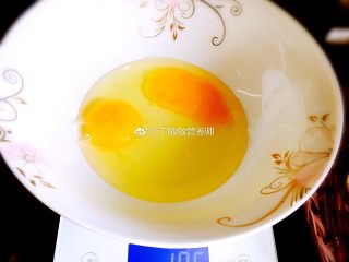 韭菜鸡蛋饼,两个鸡蛋，话说厨房备个称是营养生活精致生活的第一步哈！