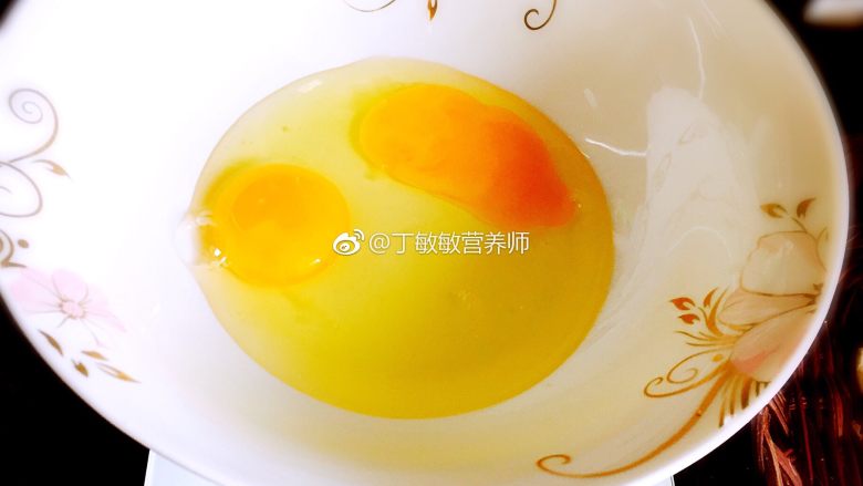 韭菜鸡蛋饼,两个鸡蛋，话说厨房备个称是营养生活精致生活的第一步哈！
