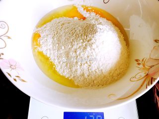 韭菜鸡蛋饼,面粉130g，话说厨房备个称是营养生活精致生活的第一步哈！