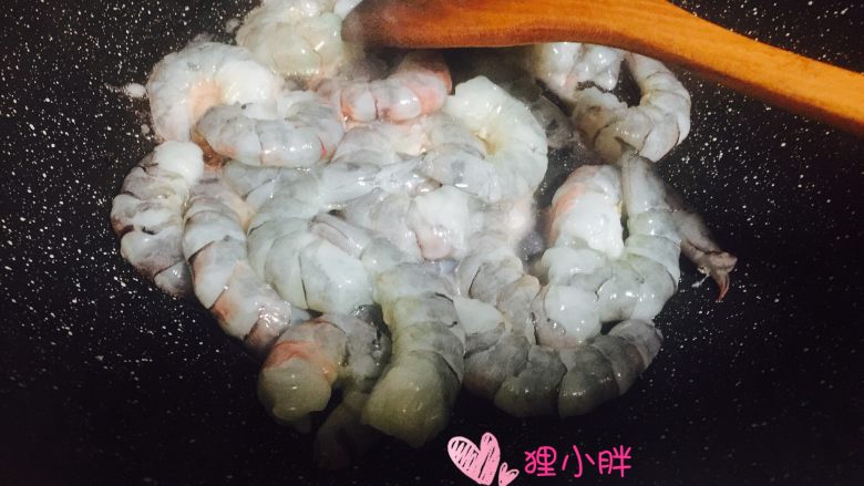 咖喱虾仁,锅内入适量的油，下入虾仁