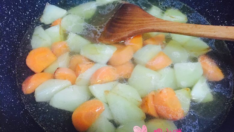 咖喱虾仁,加入适量水，水量盖住土豆和胡萝卜即可