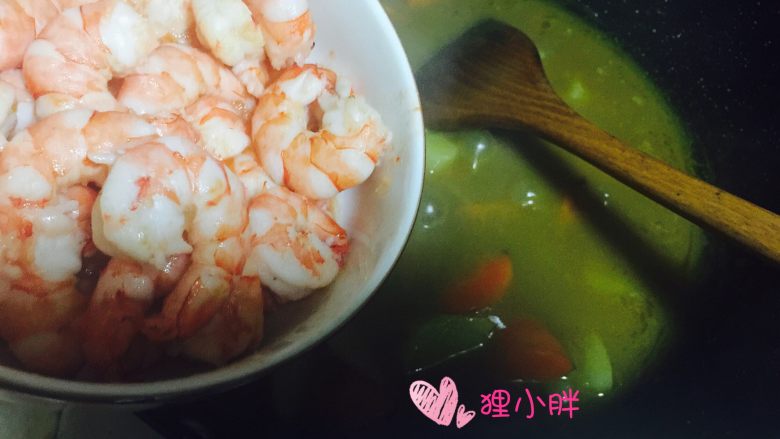 咖喱虾仁,汤汁慢慢粘稠后，加入之前炒好的虾仁