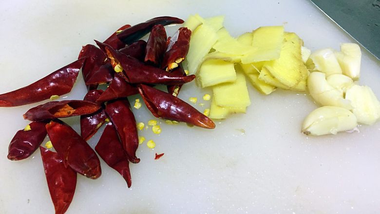 蒜苔烧金鲳鱼,生姜切片，蒜瓣拍碎，干辣椒切段；