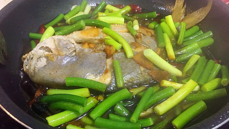 蒜苔烧金鲳鱼,煮到汤汁剩三分之一左右，倒入蒜苔，继续煮至汤汁浓稠即可；
