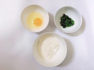 菠菜鸡蛋饼,❥ 食材准备，菠菜用热水烫下，去草酸，然后切碎，鸡蛋打散备用 