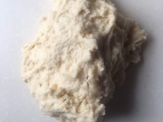 培根芝士卷,酵母溶于水中，与蛋白一起加入粉类中混合成团。