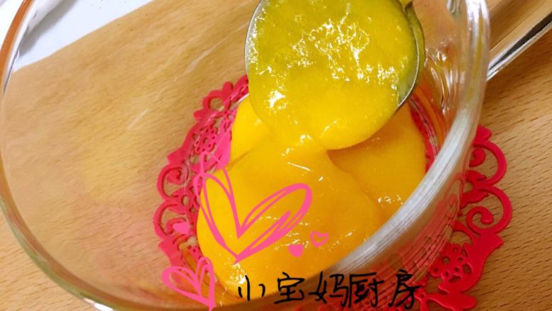 芒果酸奶杯,取一个干净的杯子，底部放一层芒果泥