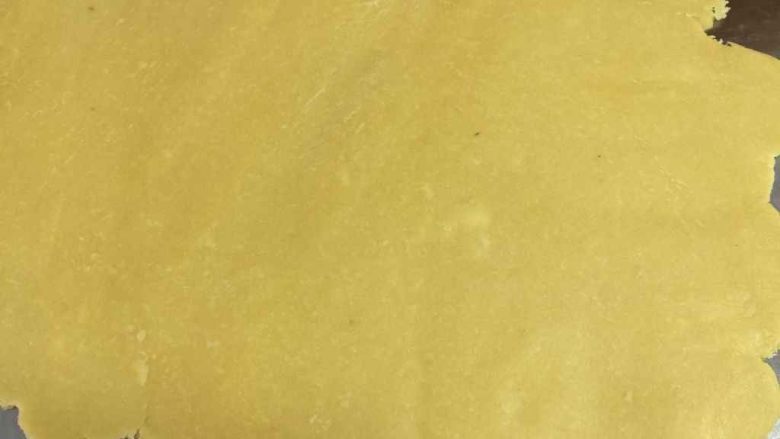 彩虹水果奶酪派,将冷藏好的面团擀成大约0.2厘米的大薄片。