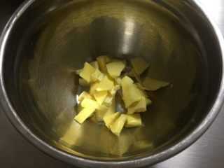 彩虹水果奶酪派,先制作派皮：黄油切小块儿软化至手指轻轻一按就出坑的程度。