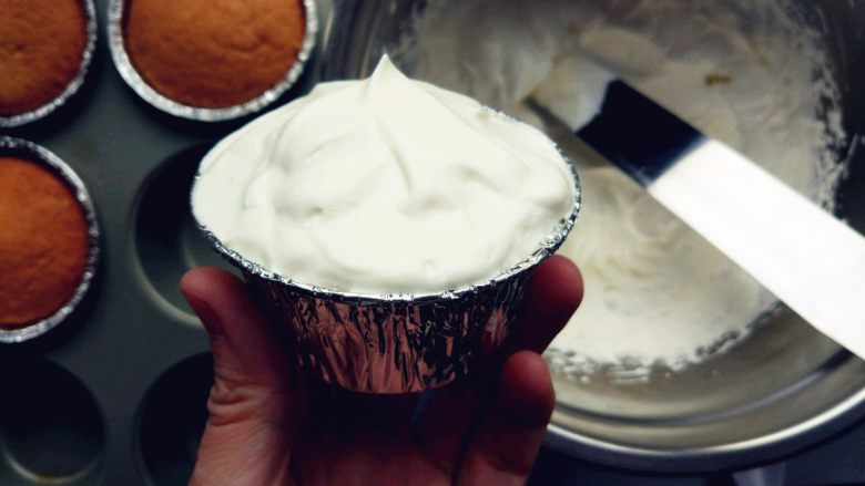 雪国的树——椰蓉巧克力杯蛋糕,用抹刀随意涂抹在杯蛋糕表面