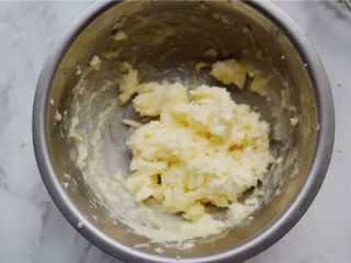 杏仁可可乳酪挞,奶酪馅开始制作
奶油奶酪软化好，加入细砂糖搅拌均匀