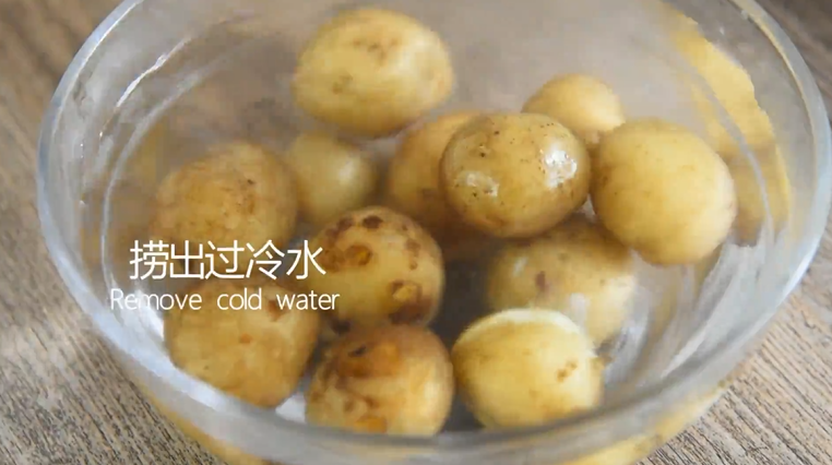 土豆这样做好吃又好看，制作非常简便快捷,捞出过冷水