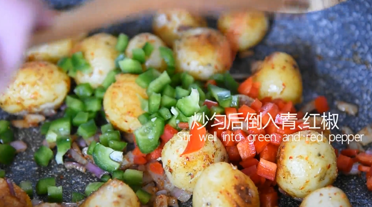 土豆这样做好吃又好看，制作非常简便快捷,迅速炒匀后倒入青、红椒丁清炒