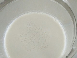 酸奶酪,搅拌至砂糖全部融化后，关掉加热开关，再加入全部牛奶，搅拌均匀。