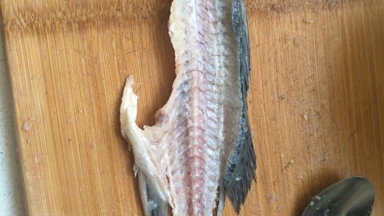 鱼馅饺子+槐花肉饺子,片开鱼的里面，用勺挖出鱼肉