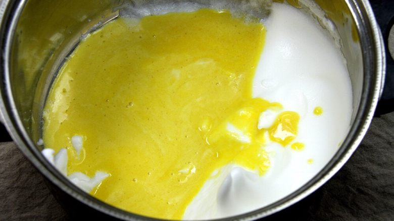 杯子羊蛋糕,将拌匀的蛋黄糊全部倒回蛋白中，用橡皮刮刀由下向上轻轻翻拌几下，不用全部翻拌均匀；