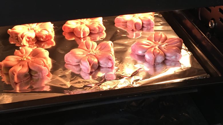樱花酥,烤箱预热170度，中层烤20-25分钟
